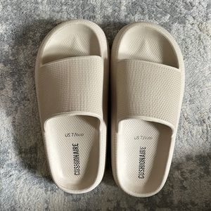Beige cushionare slides
